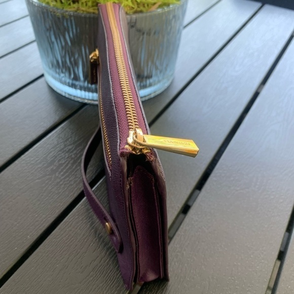 danier leather purple pouchette. Hand strap. Gold zipper. - Picture 2 of 11
